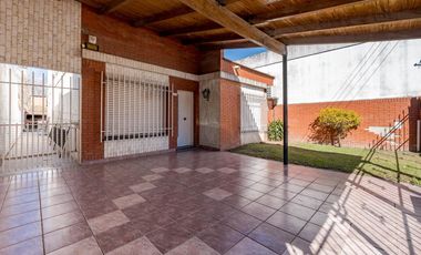 VENTA/PERMUTA - Casa - 3 dormitorio con jardín - Villa Gobernador Gálvez