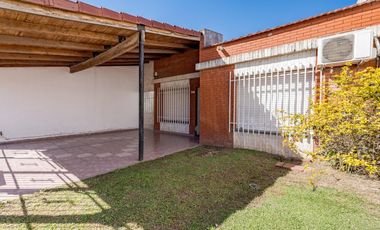 VENTA/PERMUTA - Casa - 3 dormitorio con jardín - Villa Gobernador Gálvez