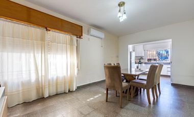 VENTA/PERMUTA - Casa - 3 dormitorio con jardín - Villa Gobernador Gálvez