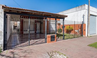 VENTA/PERMUTA - Casa - 3 dormitorio con jardín - Villa Gobernador Gálvez