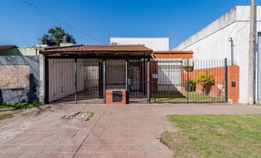 VENTA/PERMUTA - Casa - 3 dormitorio con jardín - Villa Gobernador Gálvez