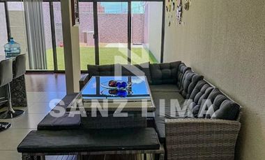 La Reserva: Magnífica casa con amplio jardín.