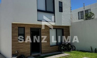La Reserva: Magnífica casa con amplio jardín.
