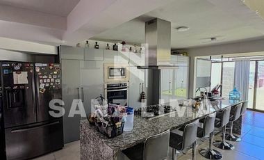 La Reserva: Magnífica casa con amplio jardín.