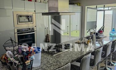 La Reserva: Magnífica casa con amplio jardín.