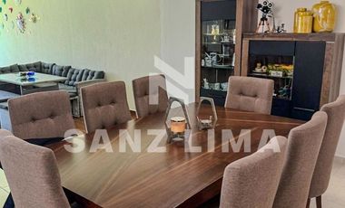 La Reserva: Magnífica casa con amplio jardín.