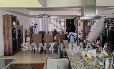 La Reserva: Magnífica casa con amplio jardín.