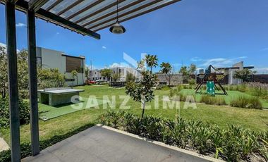 La Reserva: Magnífica casa con amplio jardín.