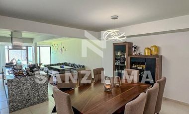 La Reserva: Magnífica casa con amplio jardín.