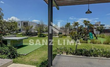 La Reserva: Magnífica casa con amplio jardín.