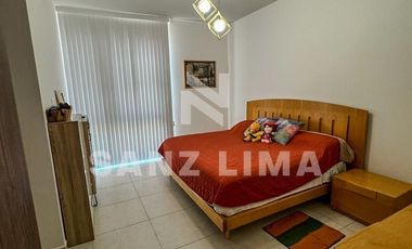 La Reserva: Magnífica casa con amplio jardín.