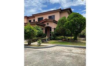 Vendo alquilo amplia linda casa en versalles