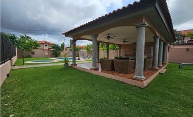 Vendo alquilo amplia linda casa en versalles