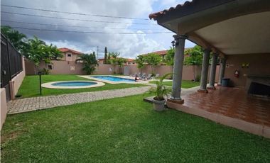 Vendo alquilo amplia linda casa en versalles