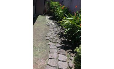 Vendo alquilo amplia linda casa en versalles