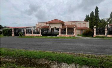 VENDO CASA EN SANTIAGO DE VERAGUAS CON PISCINA