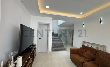 Venta Casa de Estreno con Jacuzzi en Urb. Mallorca Village VivB
