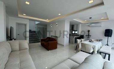 Venta Casa de Estreno con Jacuzzi en Urb. Mallorca Village VivB