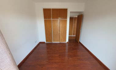 Departamento de 3 ambientes con cochera en plena lomitas