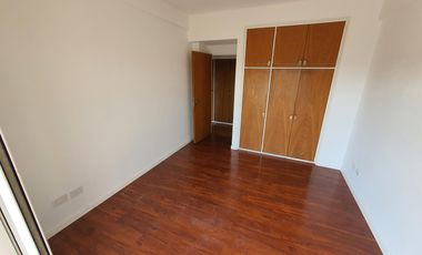 Departamento de 3 ambientes con cochera en plena lomitas