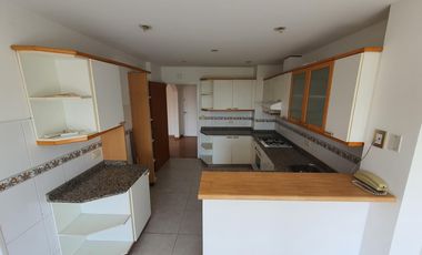 Departamento de 3 ambientes con cochera en plena lomitas