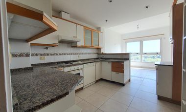Departamento de 3 ambientes con cochera en plena lomitas