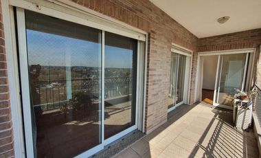Departamento de 3 ambientes con cochera en plena lomitas