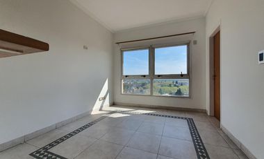 Departamento de 3 ambientes con cochera en plena lomitas