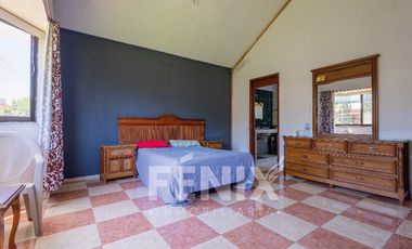 Casa en venta con amplio jardín y cochera a 500 metros de Av. Araucarias