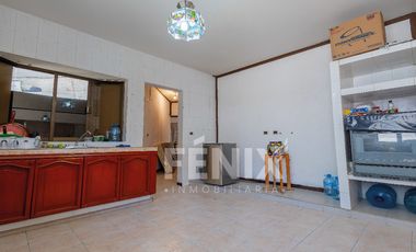 Casa en venta con amplio jardín y cochera a 500 metros de Av. Araucarias