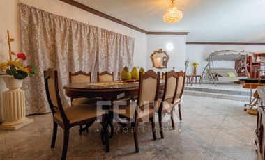 Casa en venta con amplio jardín y cochera a 500 metros de Av. Araucarias