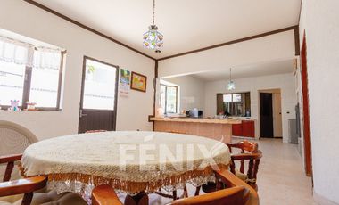 Casa en venta con amplio jardín y cochera a 500 metros de Av. Araucarias