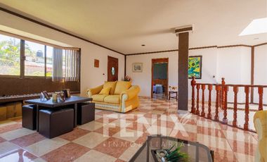Casa en venta con amplio jardín y cochera a 500 metros de Av. Araucarias