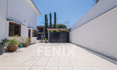 Casa en venta con amplio jardín y cochera a 500 metros de Av. Araucarias