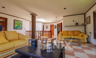 Casa en venta con amplio jardín y cochera a 500 metros de Av. Araucarias