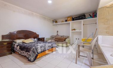 Casa en venta con amplio jardín y cochera a 500 metros de Av. Araucarias