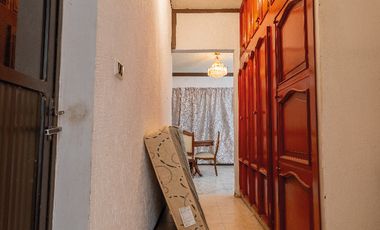 Casa en venta con amplio jardín y cochera a 500 metros de Av. Araucarias