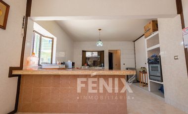 Casa en venta con amplio jardín y cochera a 500 metros de Av. Araucarias