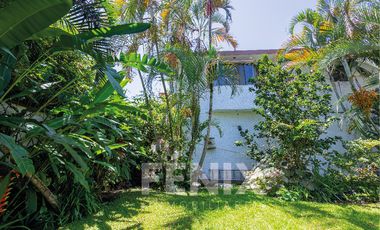 Casa en venta con amplio jardín y cochera a 500 metros de Av. Araucarias