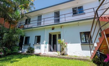 Casa en venta con amplio jardín y cochera a 500 metros de Av. Araucarias