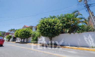 Casa en venta con amplio jardín y cochera a 500 metros de Av. Araucarias