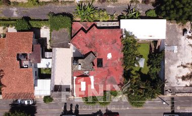 Casa en venta con amplio jardín y cochera a 500 metros de Av. Araucarias