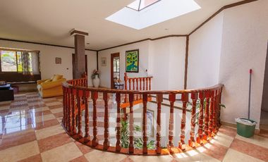 Casa en venta con amplio jardín y cochera a 500 metros de Av. Araucarias