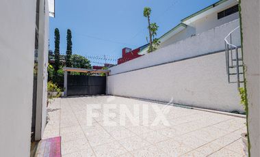 Casa en venta con amplio jardín y cochera a 500 metros de Av. Araucarias