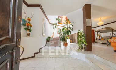 Casa en venta con amplio jardín y cochera a 500 metros de Av. Araucarias