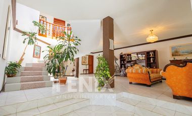 Casa en venta con amplio jardín y cochera a 500 metros de Av. Araucarias