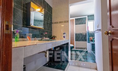 Casa en venta con amplio jardín y cochera a 500 metros de Av. Araucarias