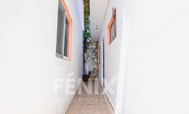 Casa en venta con amplio jardín y cochera a 500 metros de Av. Araucarias