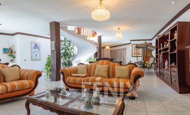 Casa en venta con amplio jardín y cochera a 500 metros de Av. Araucarias