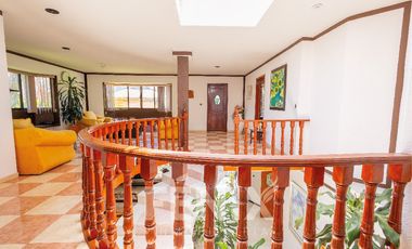 Casa en venta con amplio jardín y cochera a 500 metros de Av. Araucarias